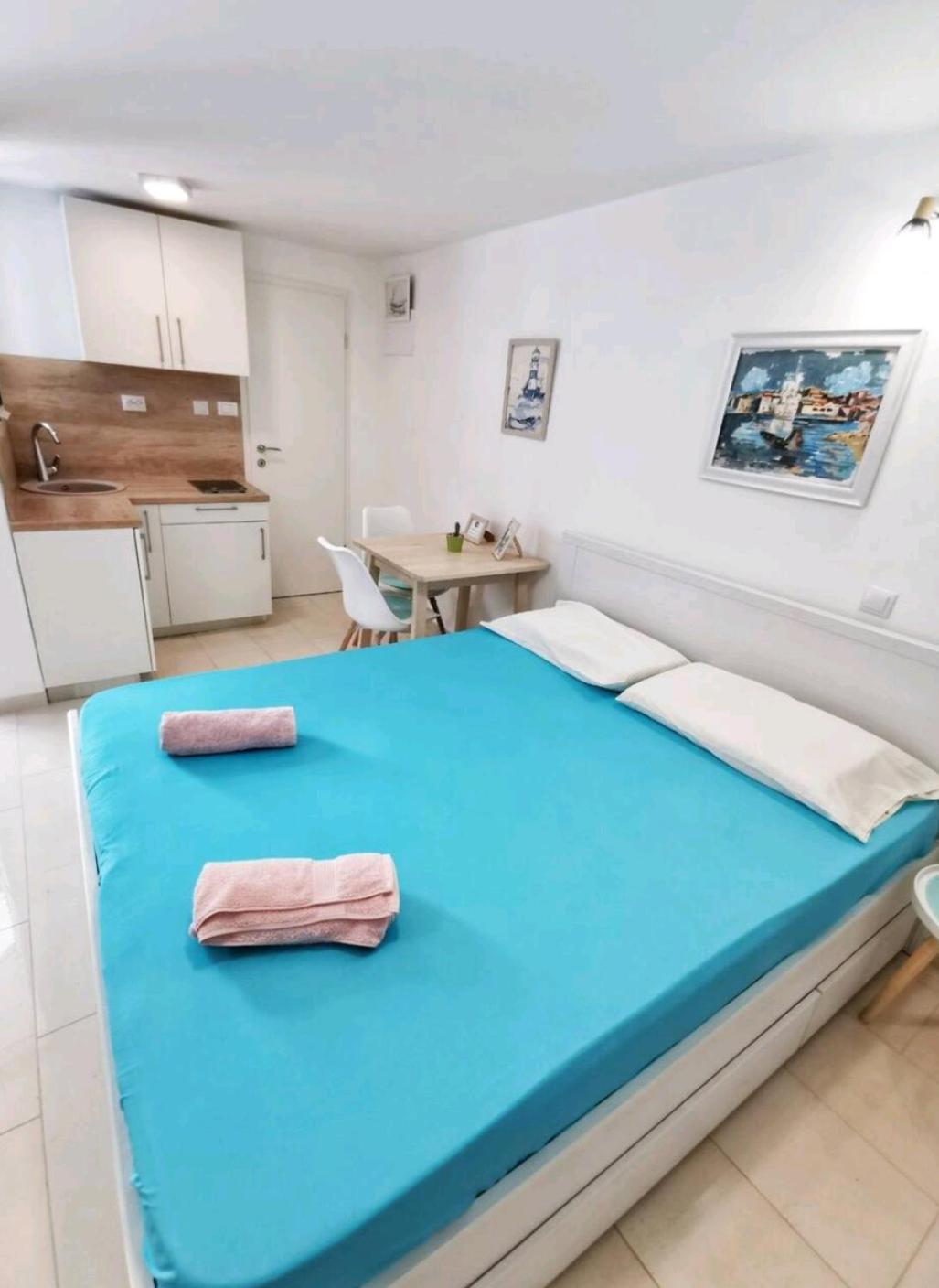 4m Above Sunset Apartment