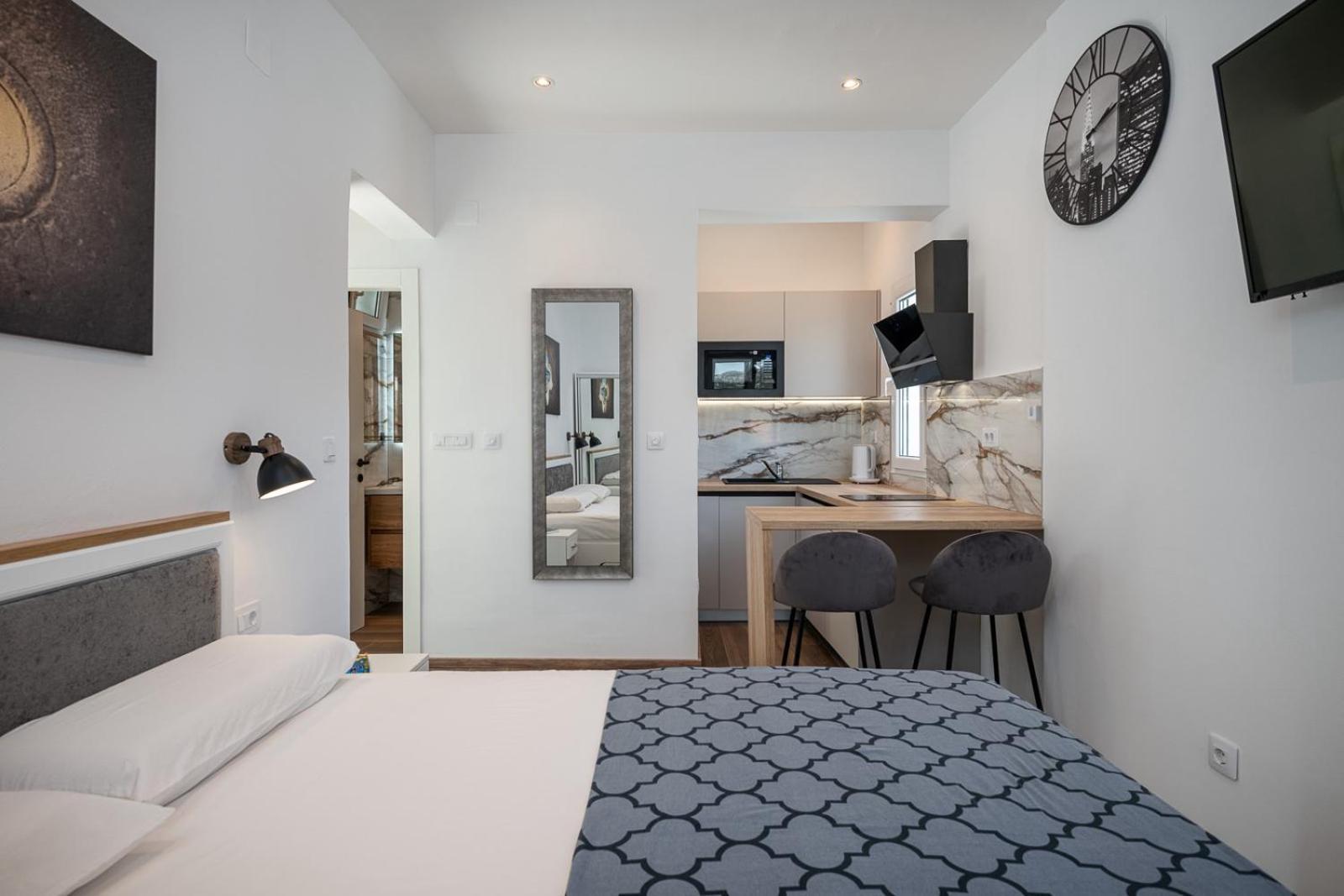 4m Above Sunset Apartment